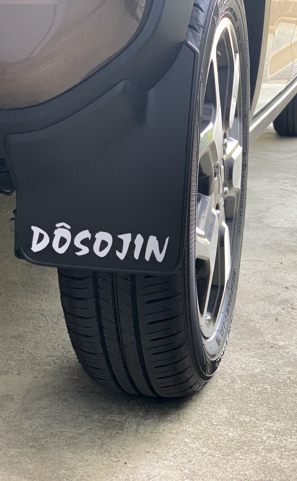 電車の泥除けに貼られたロゴのデザインの反射カッティングシート