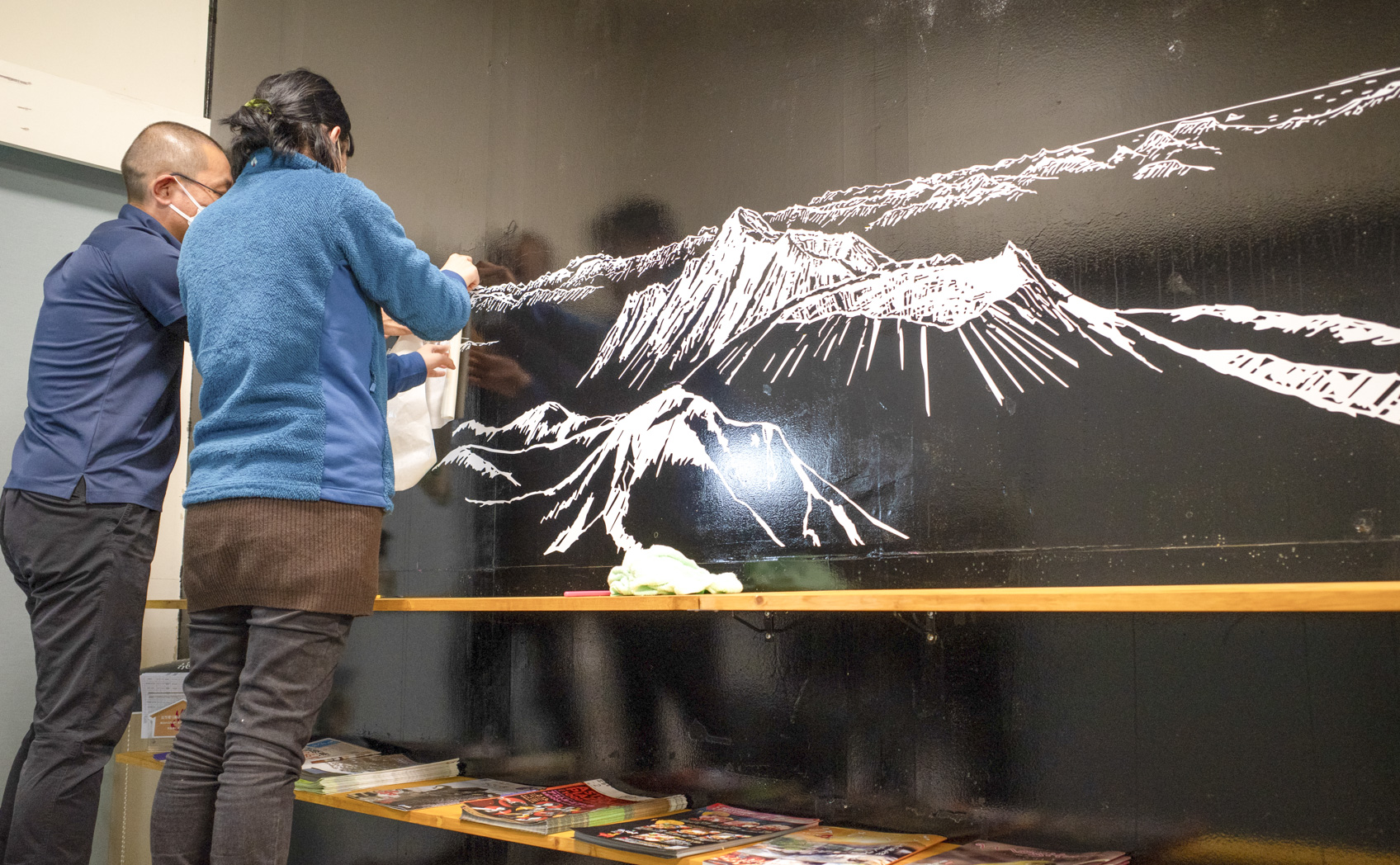 大きい壁面に山のデザインのカッティングシートを施工されています