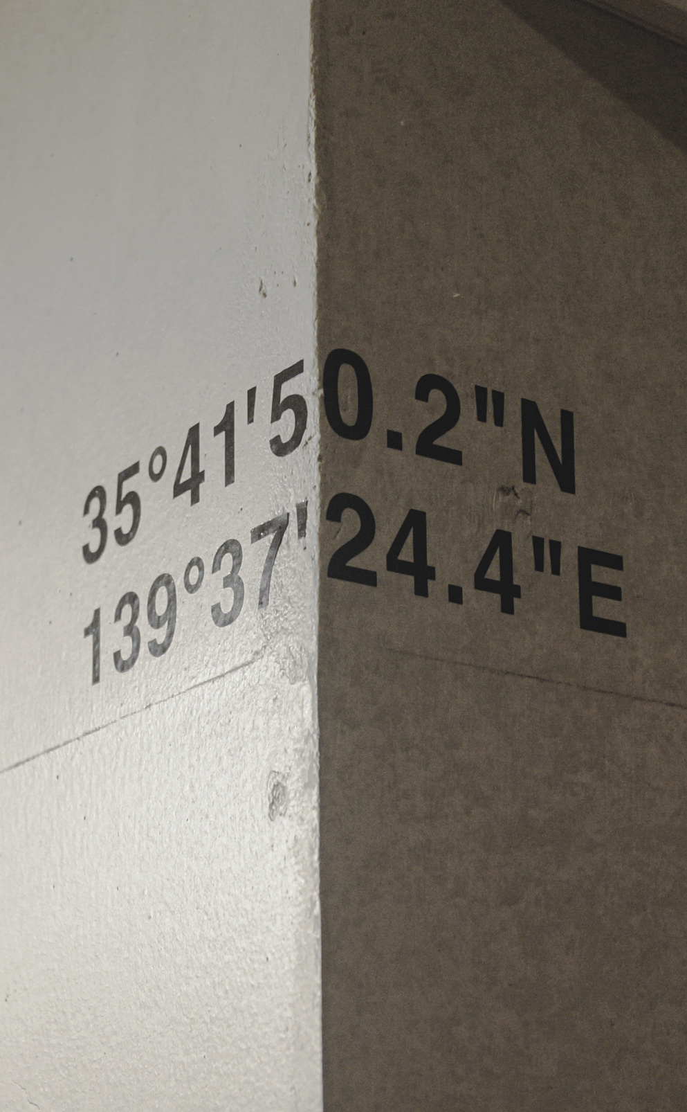 コンクリートの壁に貼られたブラックのカッティングシート