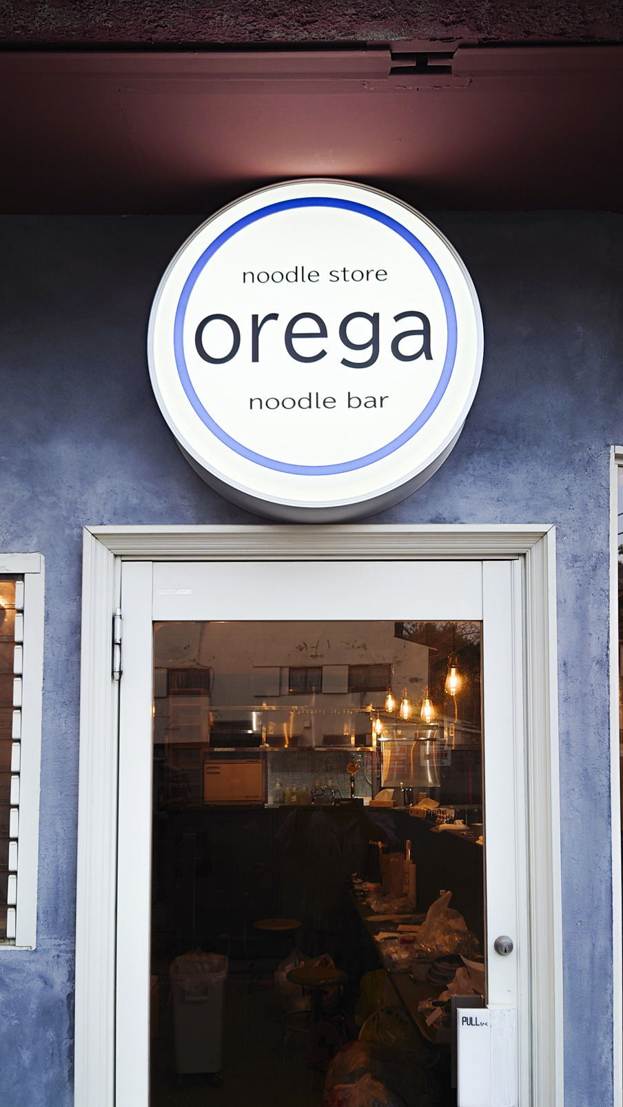 丸い電飾看板に貼られたカッティングシート