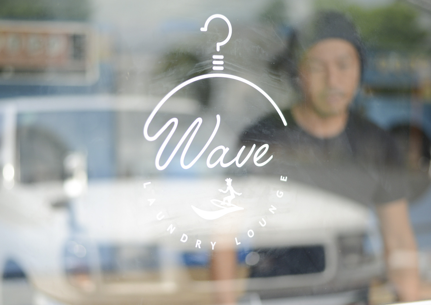 ウィンドウサインとして貼られた白色のカッティングシート