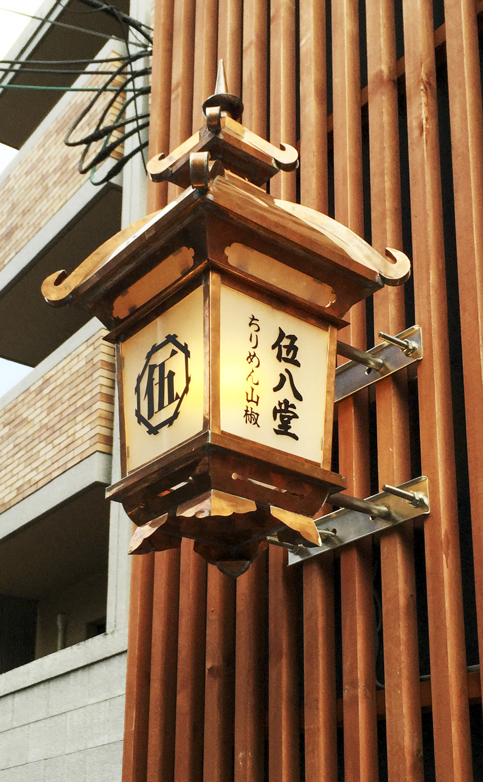 電飾の灯籠に貼られたカッティングシート