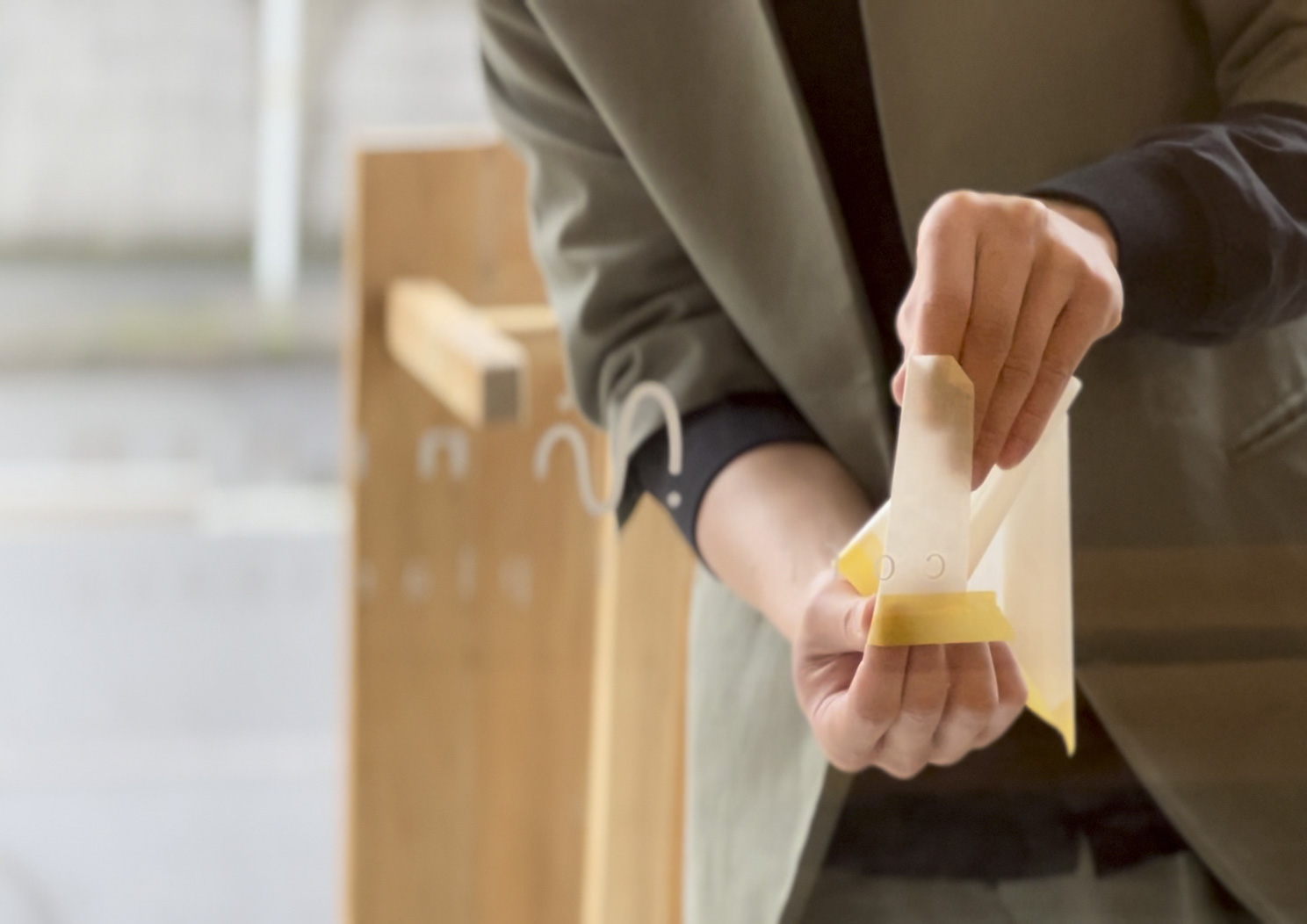 ウィンドウサインとしてカッティングシートを施工中