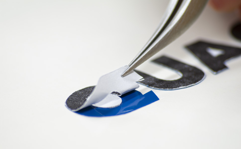 傷つけないように剥がします