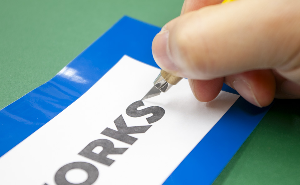 デザインナイフで切り抜きます