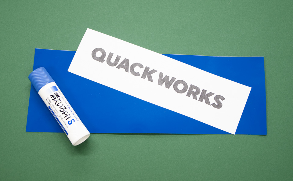 糊でシートにデザイン紙を貼り付けます