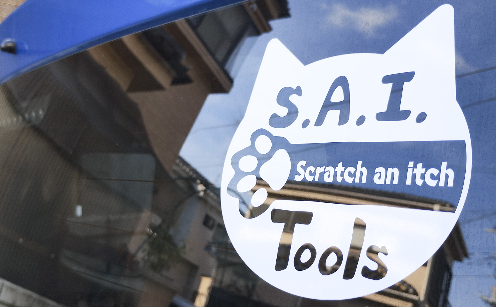 車のリアガラスに貼られたカッティングシート