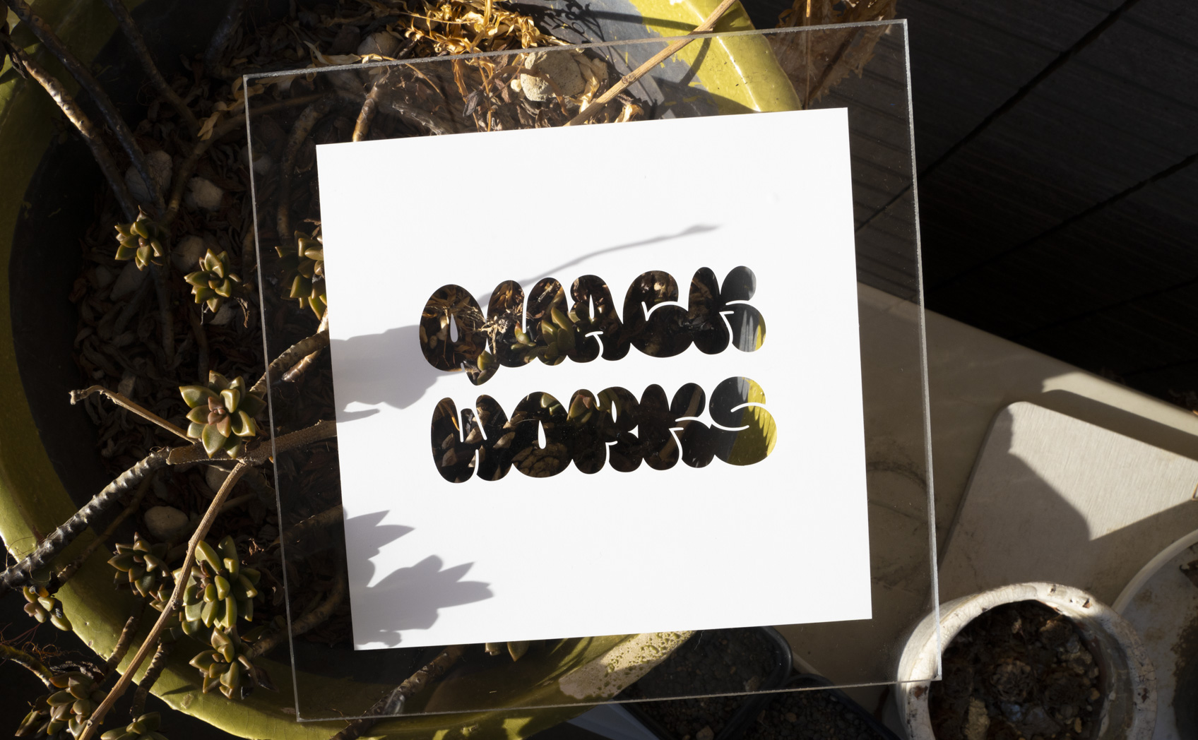 背景残すデザインのカッティングシートがアクリル板に貼られている