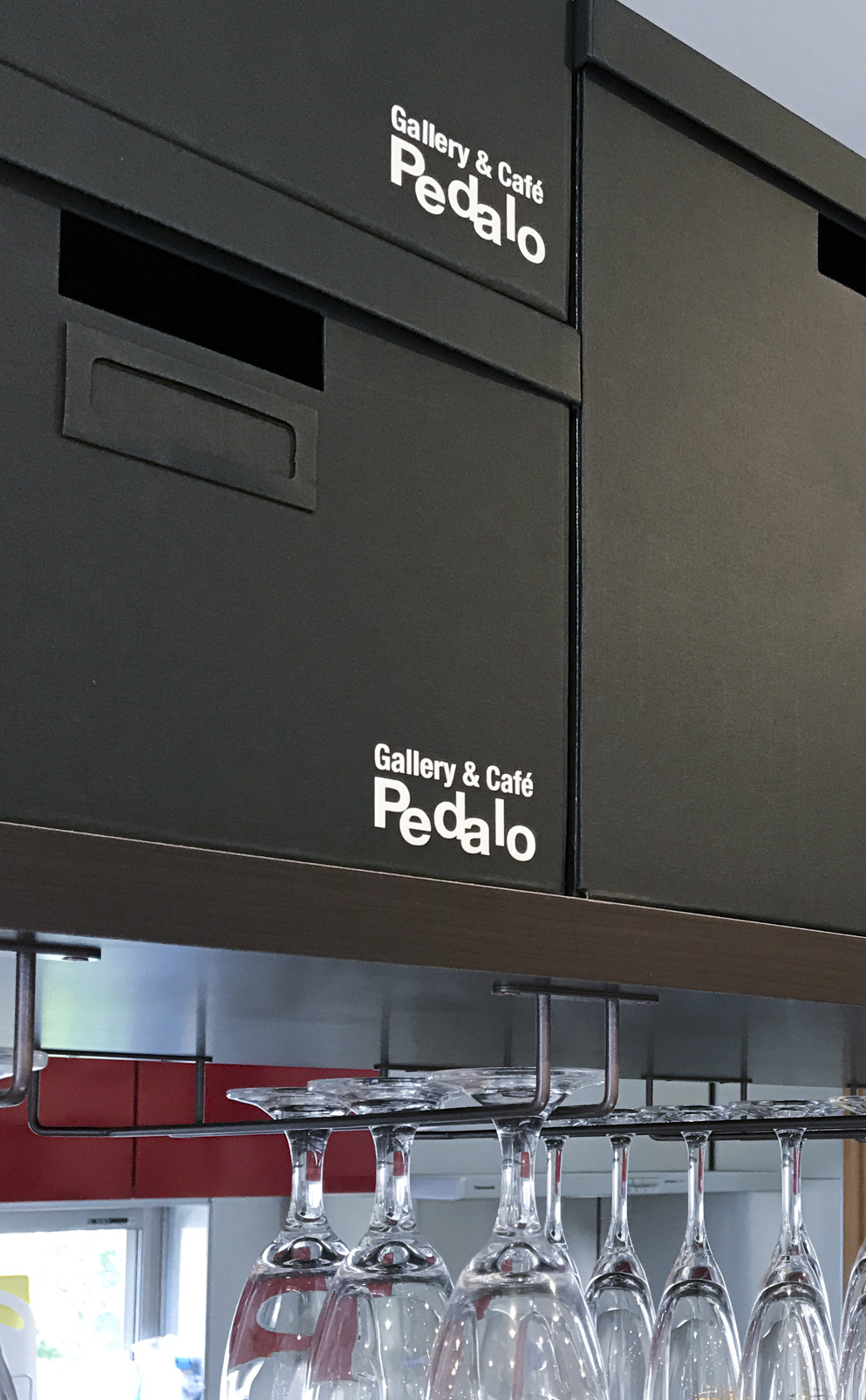 スタイリッシュな箱に貼られたホワイトのカッティングシート