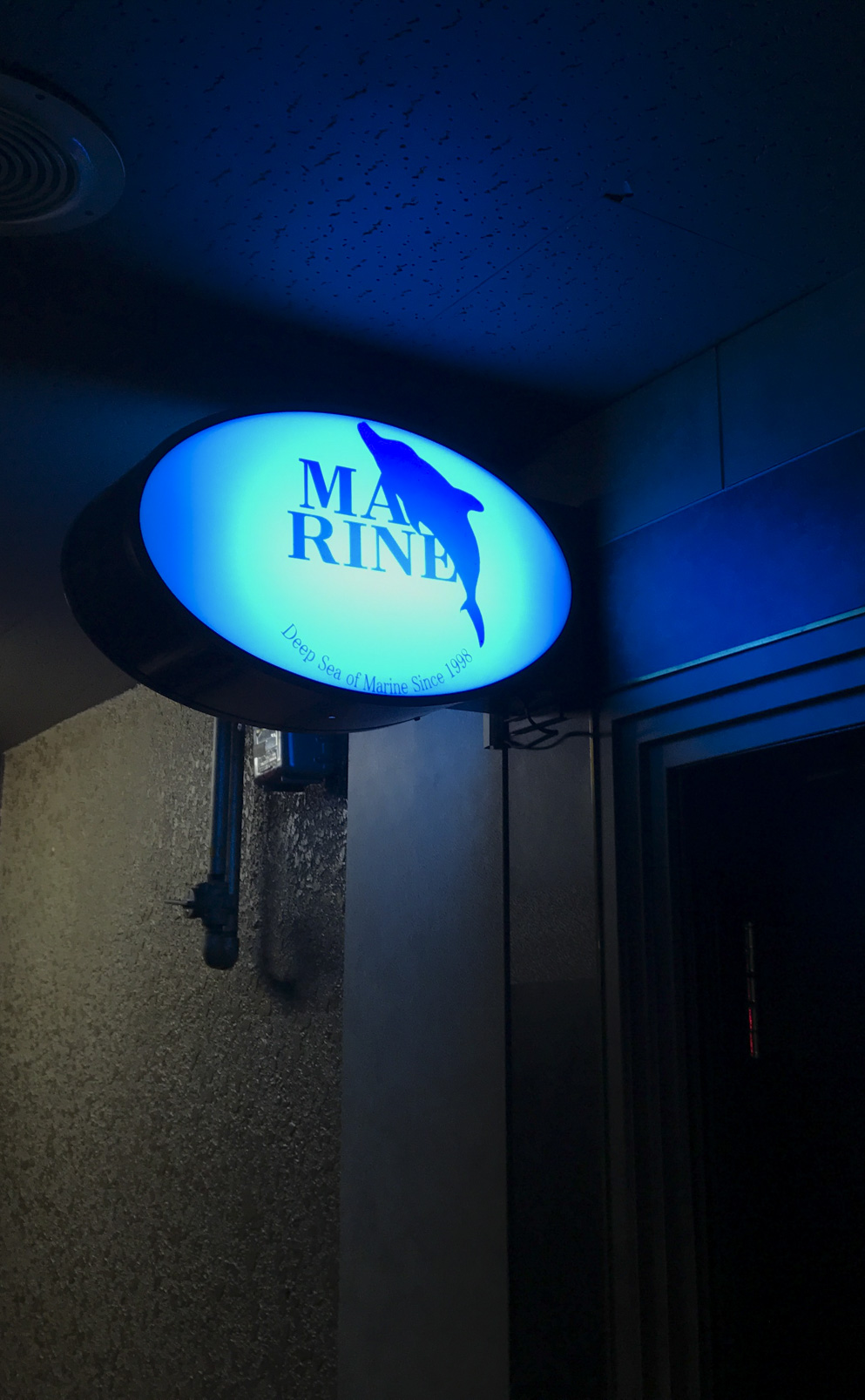 青い電飾看板にカッティングシートが映える
