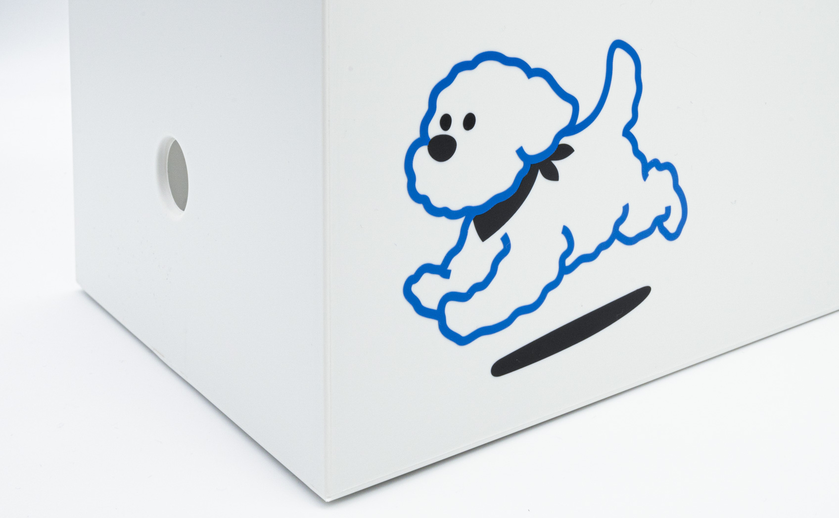 ファイルボックスに貼られた犬のイラストで2色仕様のカッティングシート