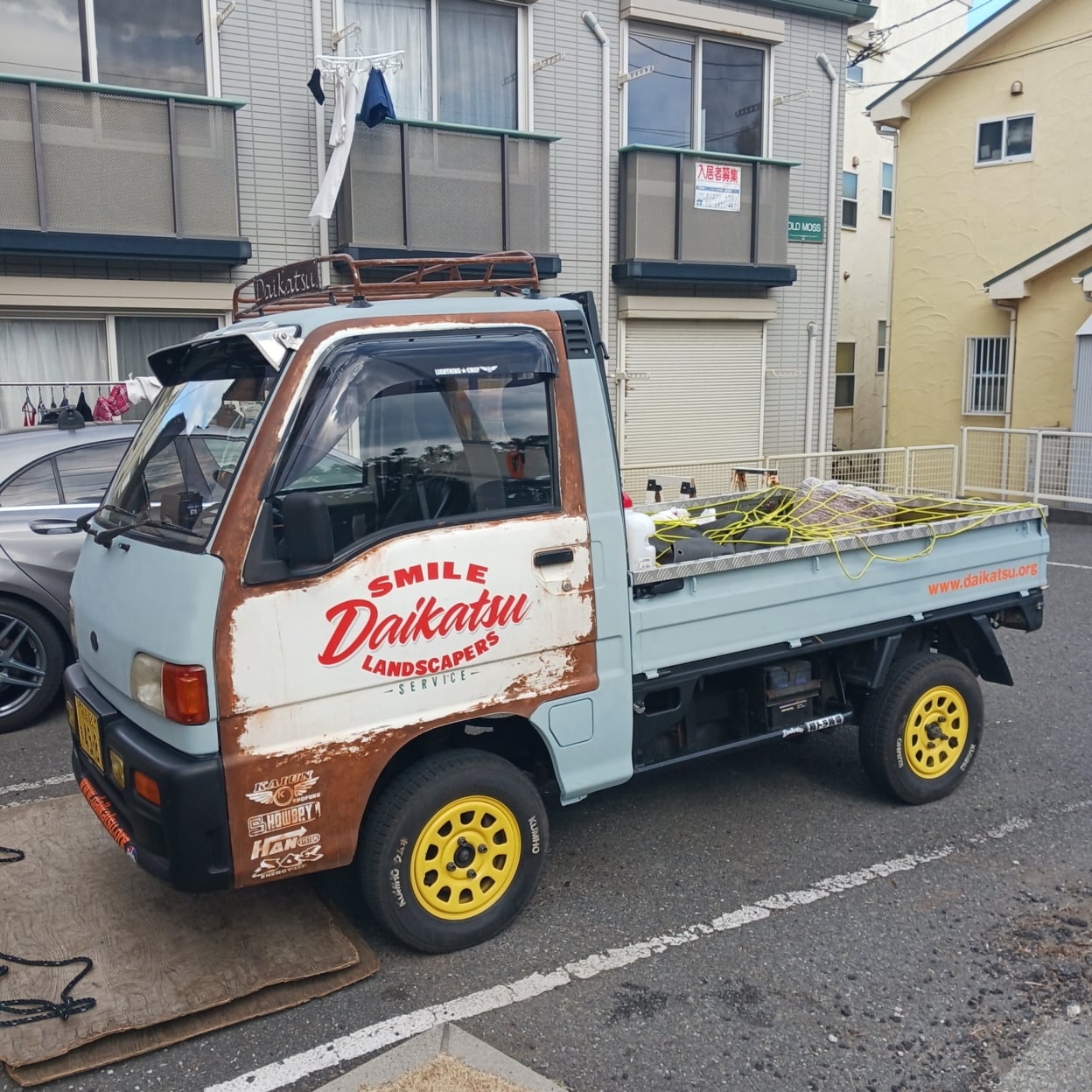 軽トラックに貼られたカッティングシート