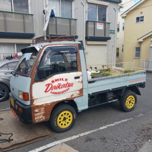 会社のトラックに貼るホームページURLもカッティングステッカーで！