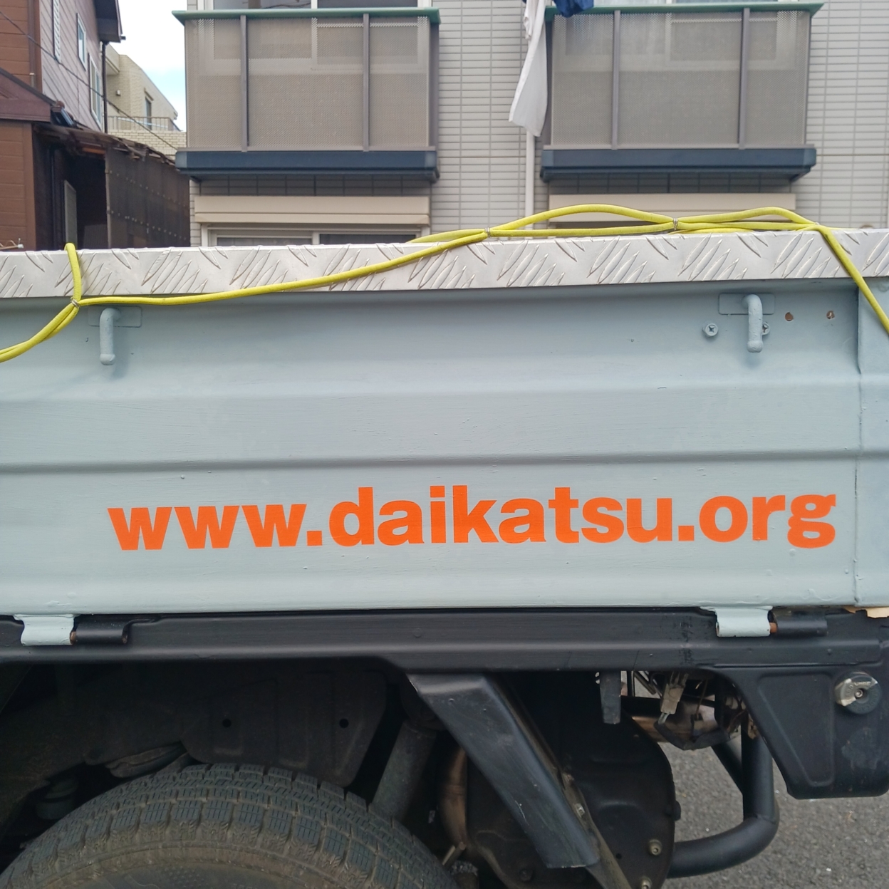 軽トラックの荷台に貼られたカッティングシート