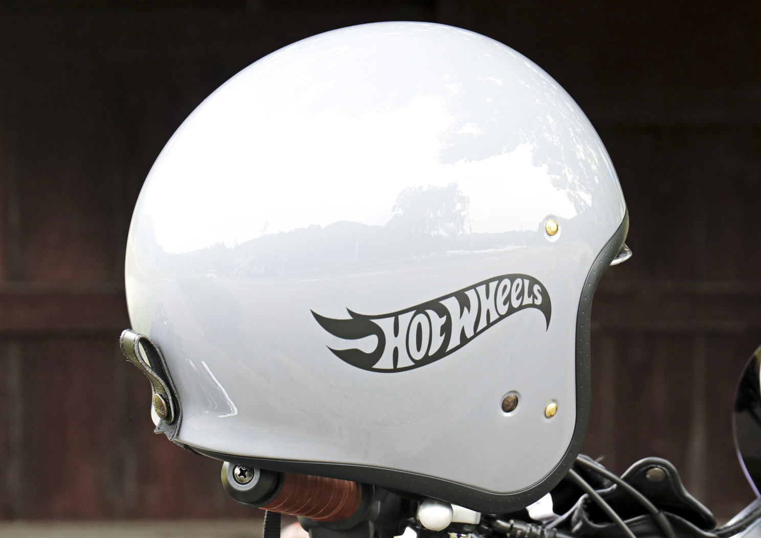 バイクのヘルメットに貼られたカッティングシート