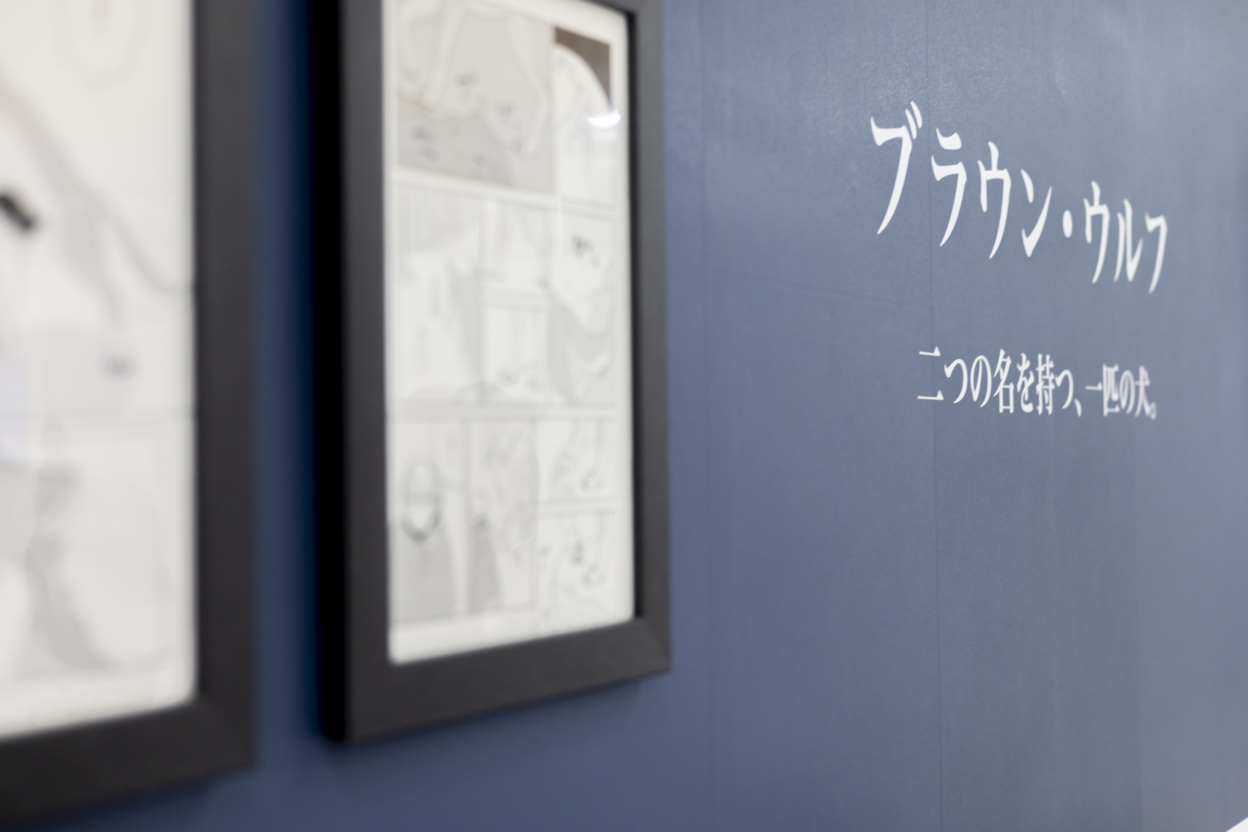 壁面に貼られた卒業制作のカッティングシートと額縁