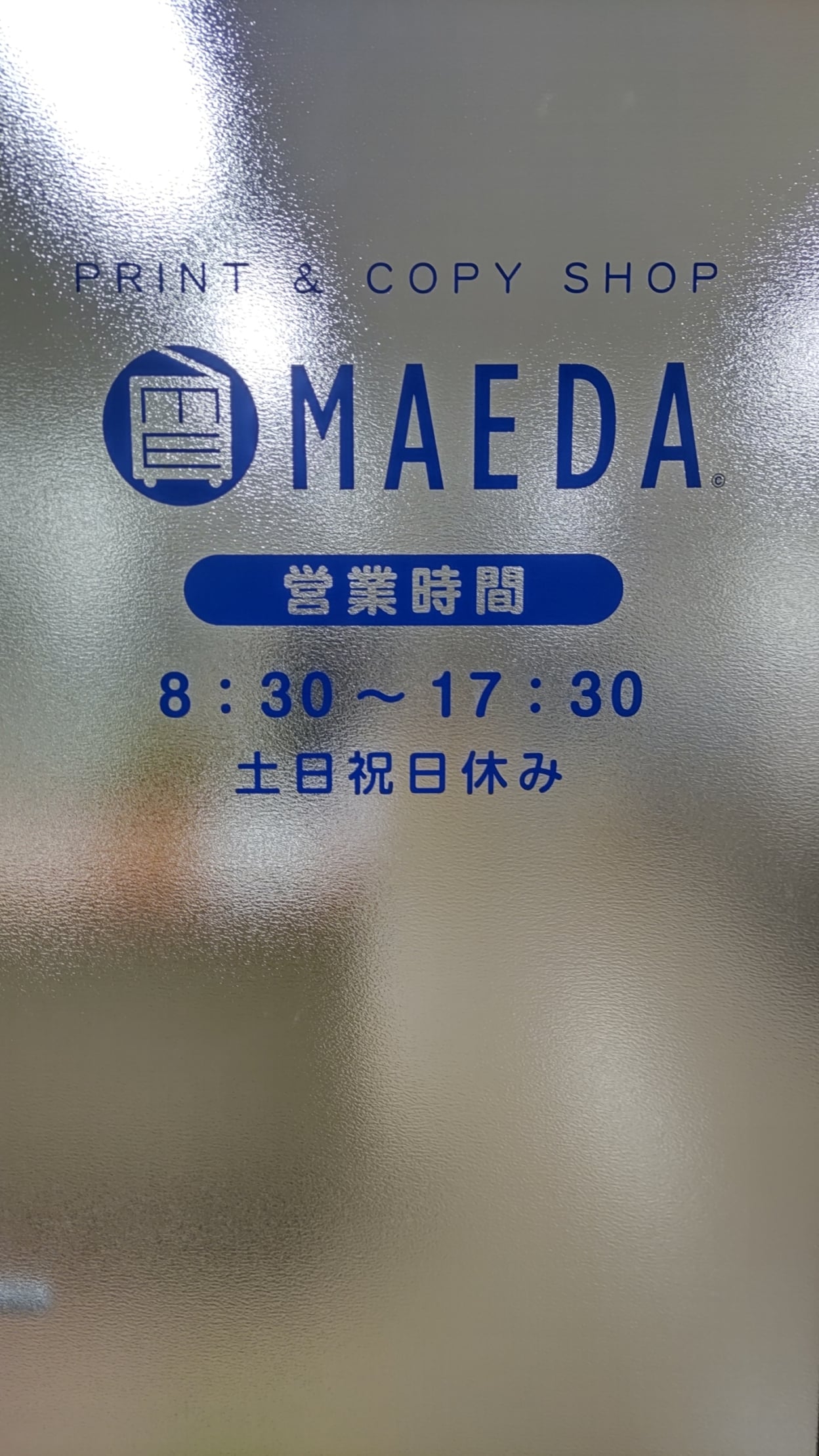 ガラスに貼られたカッティングシート