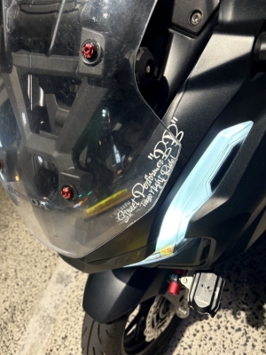 黒いバイクにかっこいい白文字のカッティングステッカー！