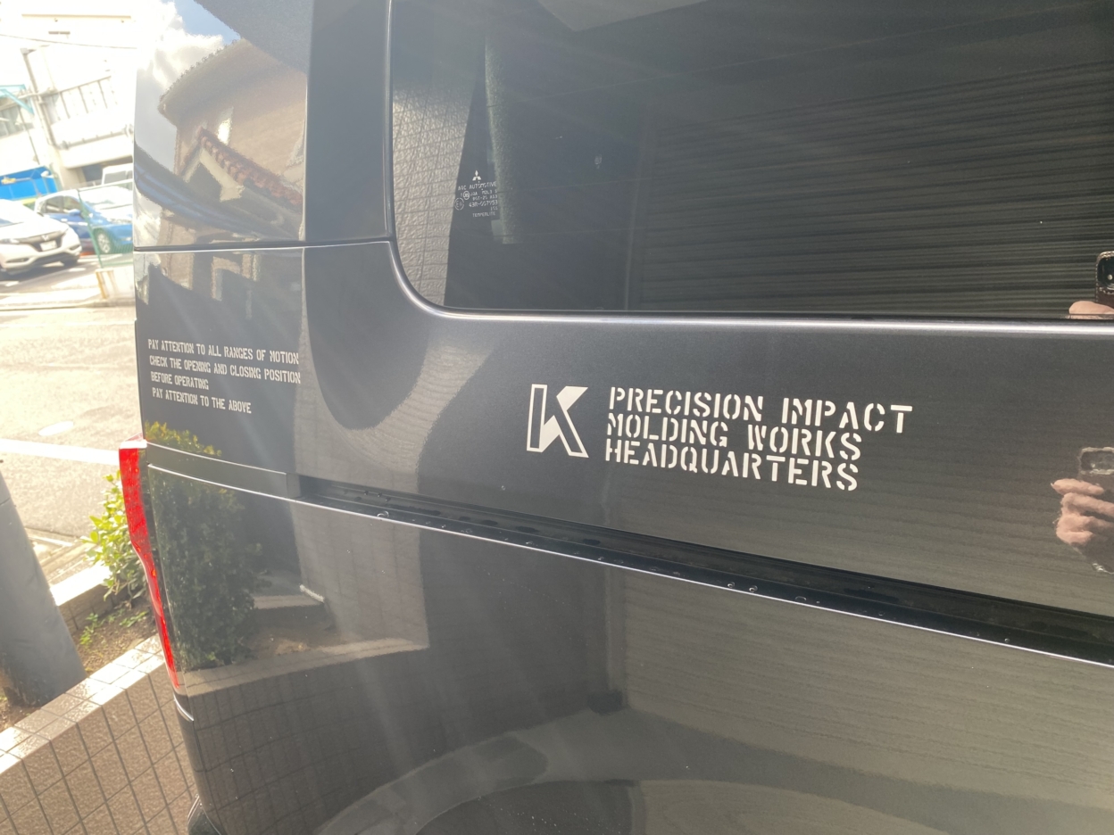 車に貼られた白いカッティングシート