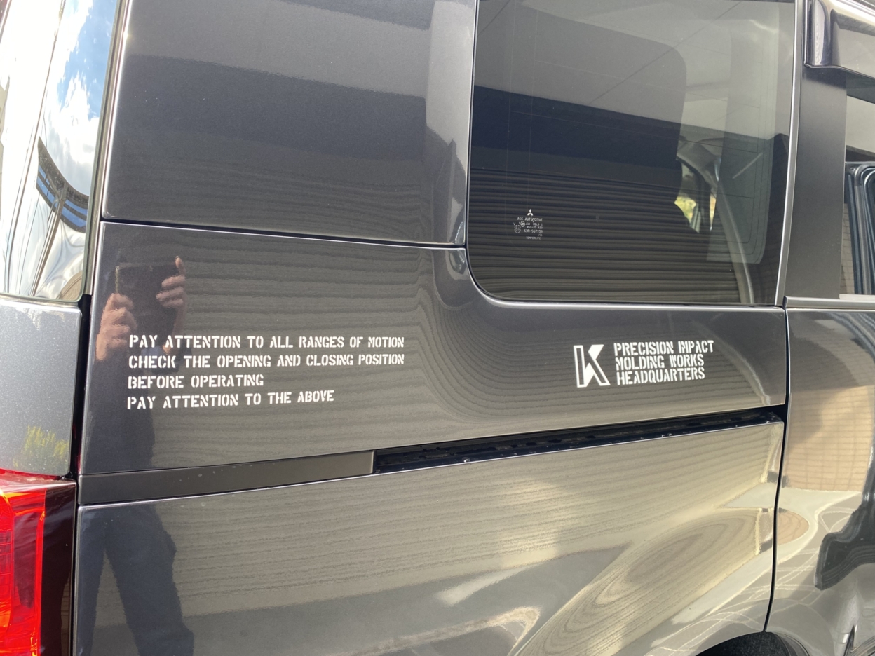 車に貼られたカッティングシート