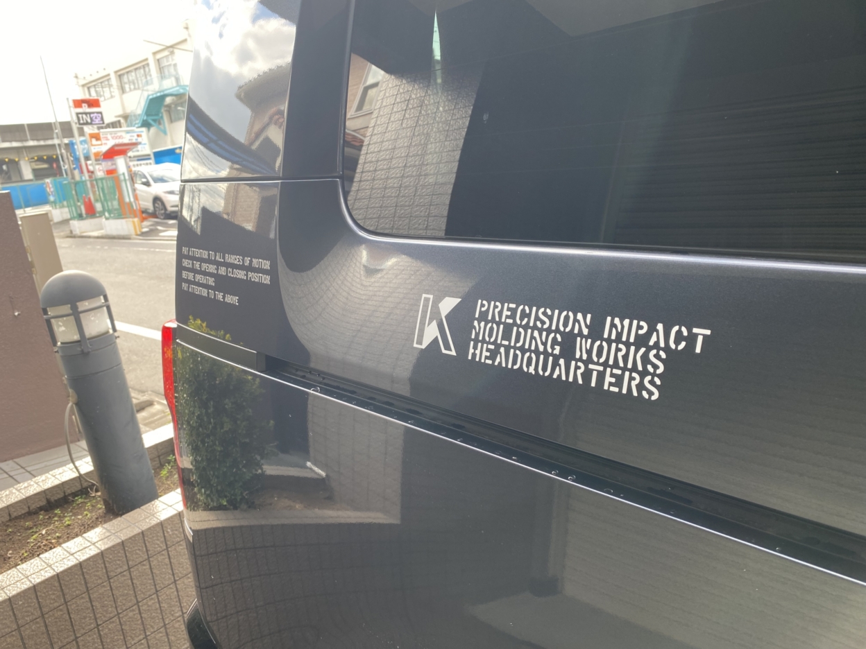 車に貼られた白いカッティングシート