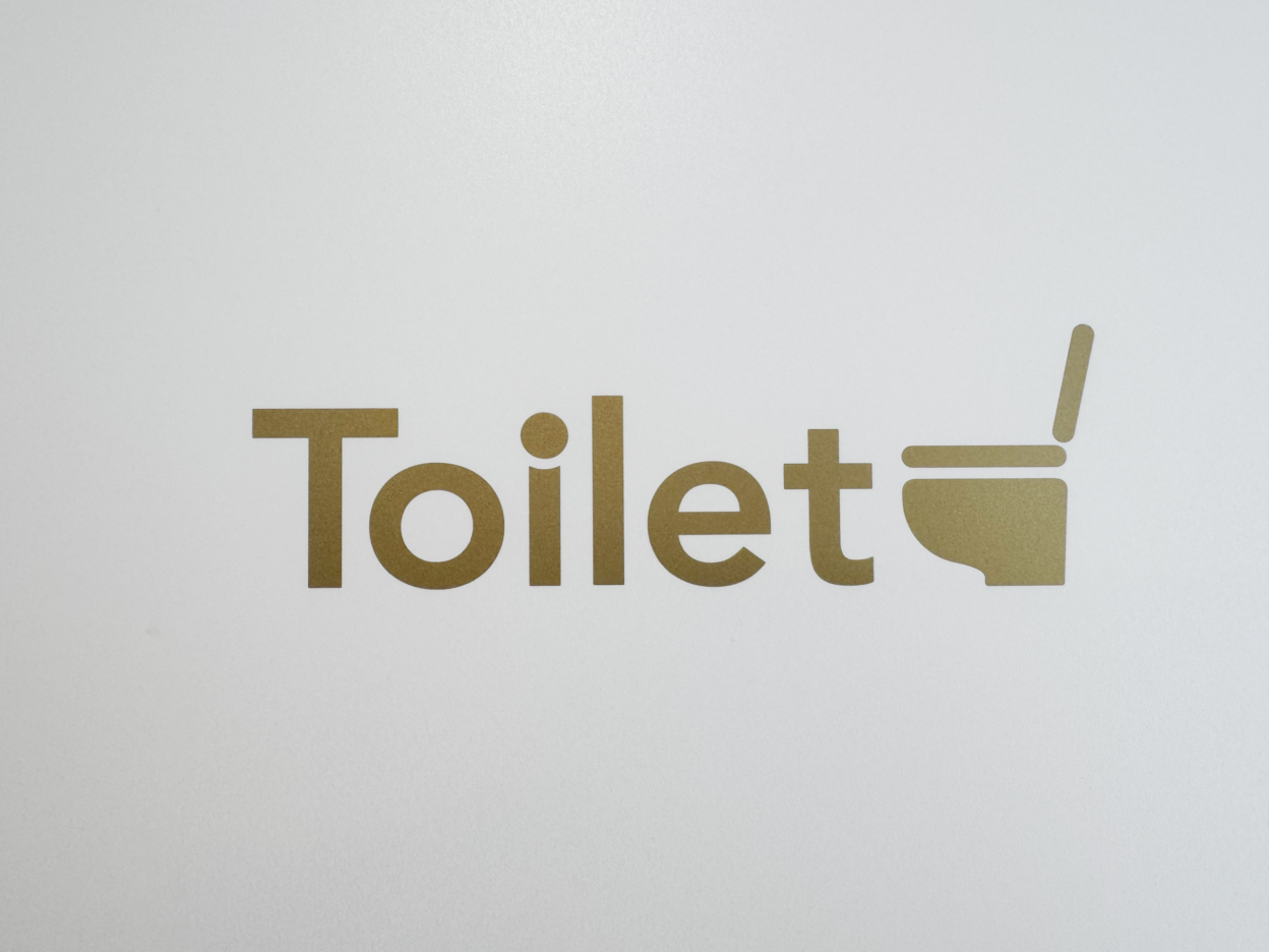 トイレのドアに貼ってある金色のカッティングシート