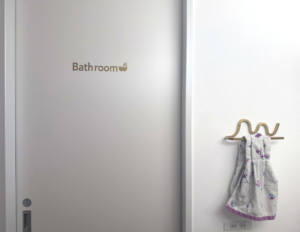 新居のトイレとお風呂のドアにおしゃれなカッティングステッカー！