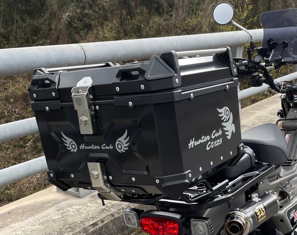 バイクのリアキャリアに貼られた白色のカッティングシート 斜め