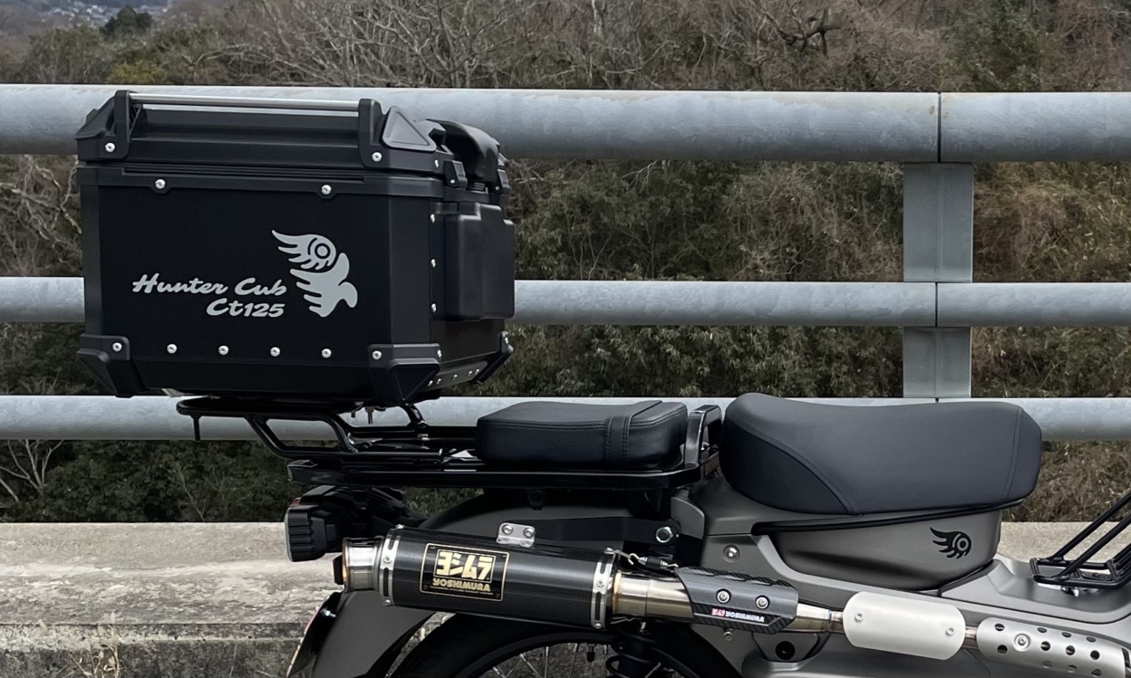 バイクのリアキャリアに貼られた白色のカッティングシート