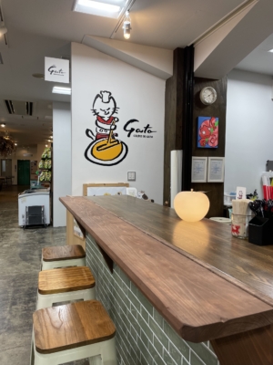 クレープ屋さんの壁に、おしゃれでかわいいカッティングステッカー！