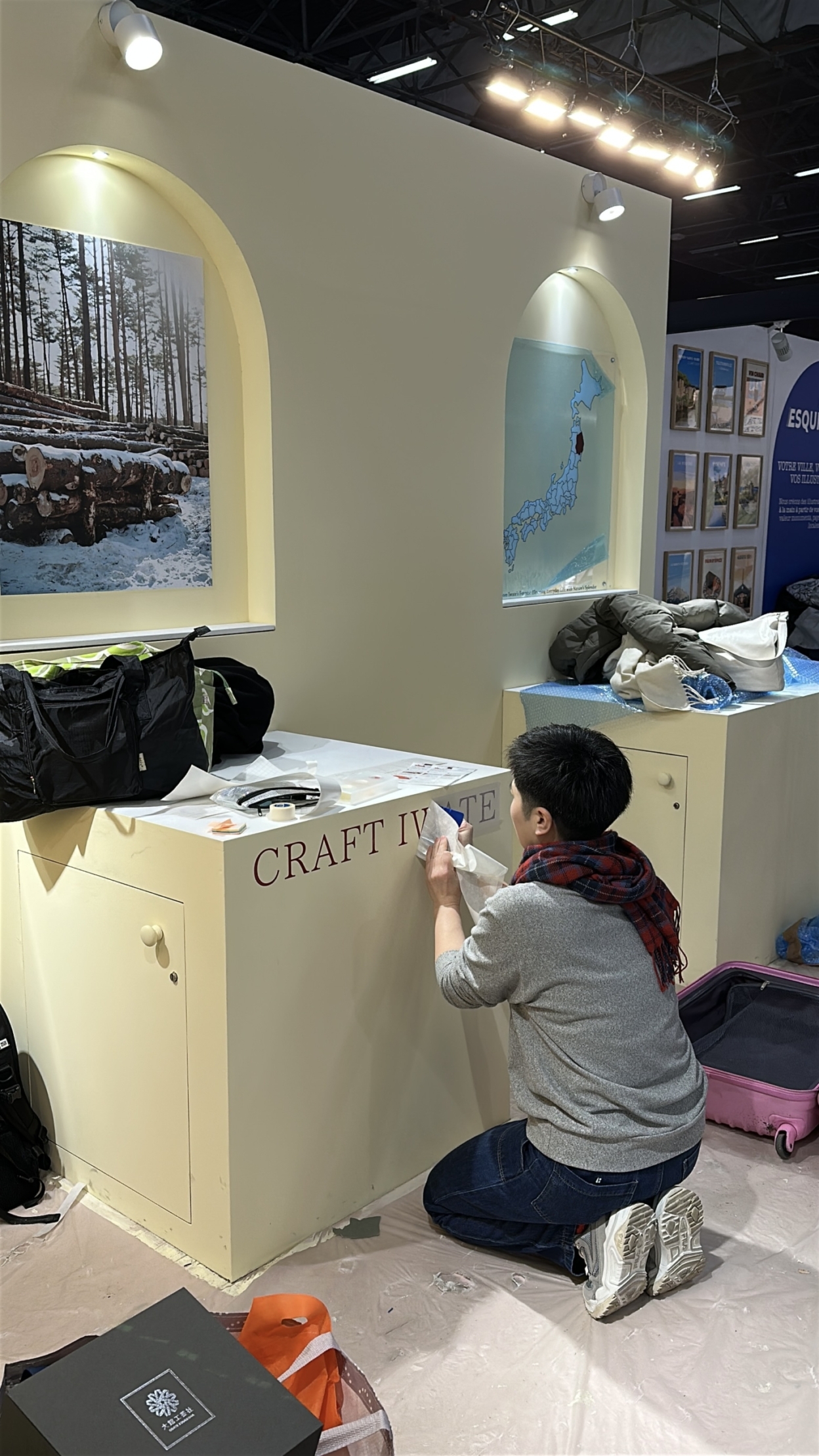 大きな台にカッティングシートを貼っている人