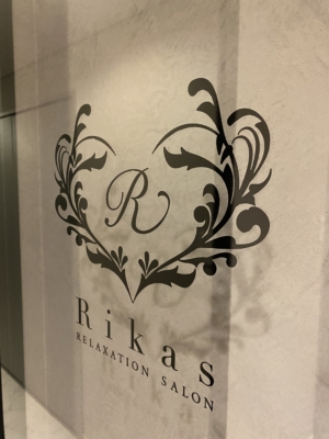 リラクゼーションサロンのガラスドアにおしゃれなカッティングステッカー！