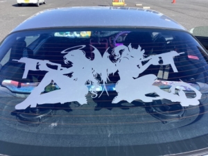 車のリアガラスにオリジナルイラストのカッティングステッカー