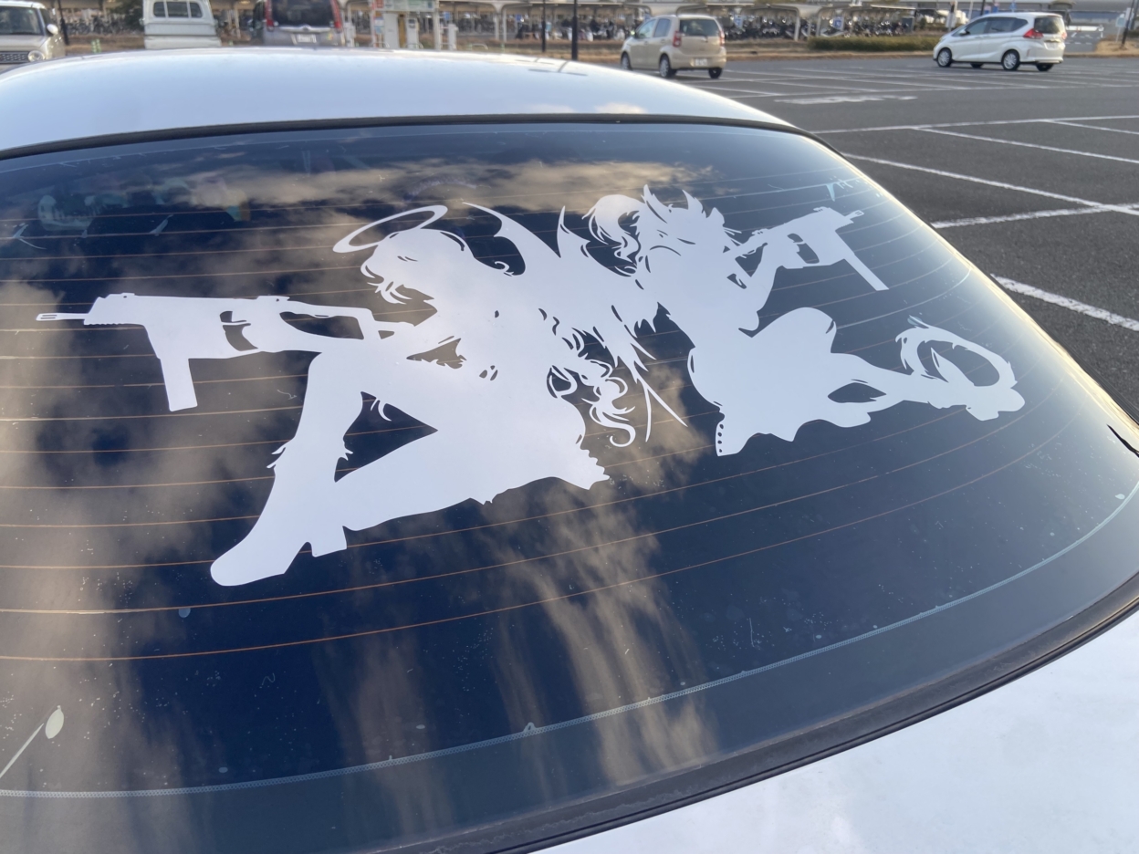 車のリアガラスに貼られた銀色のカッティングシート