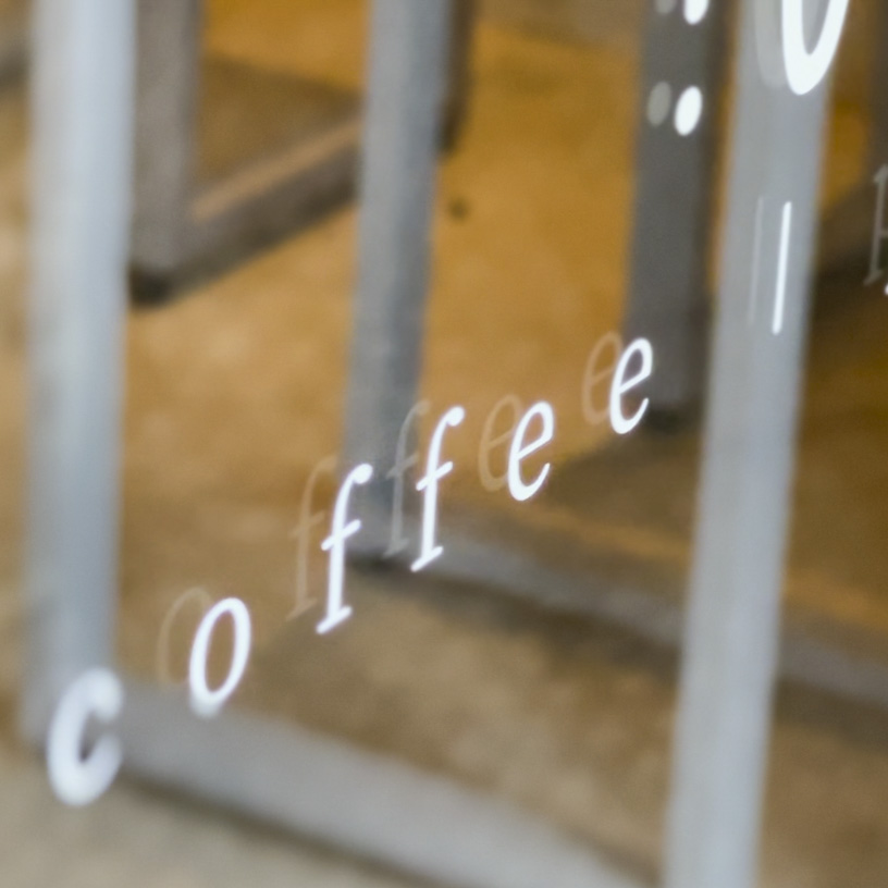 ウィンドウ面には、上品でおしゃれなカッティングシートを