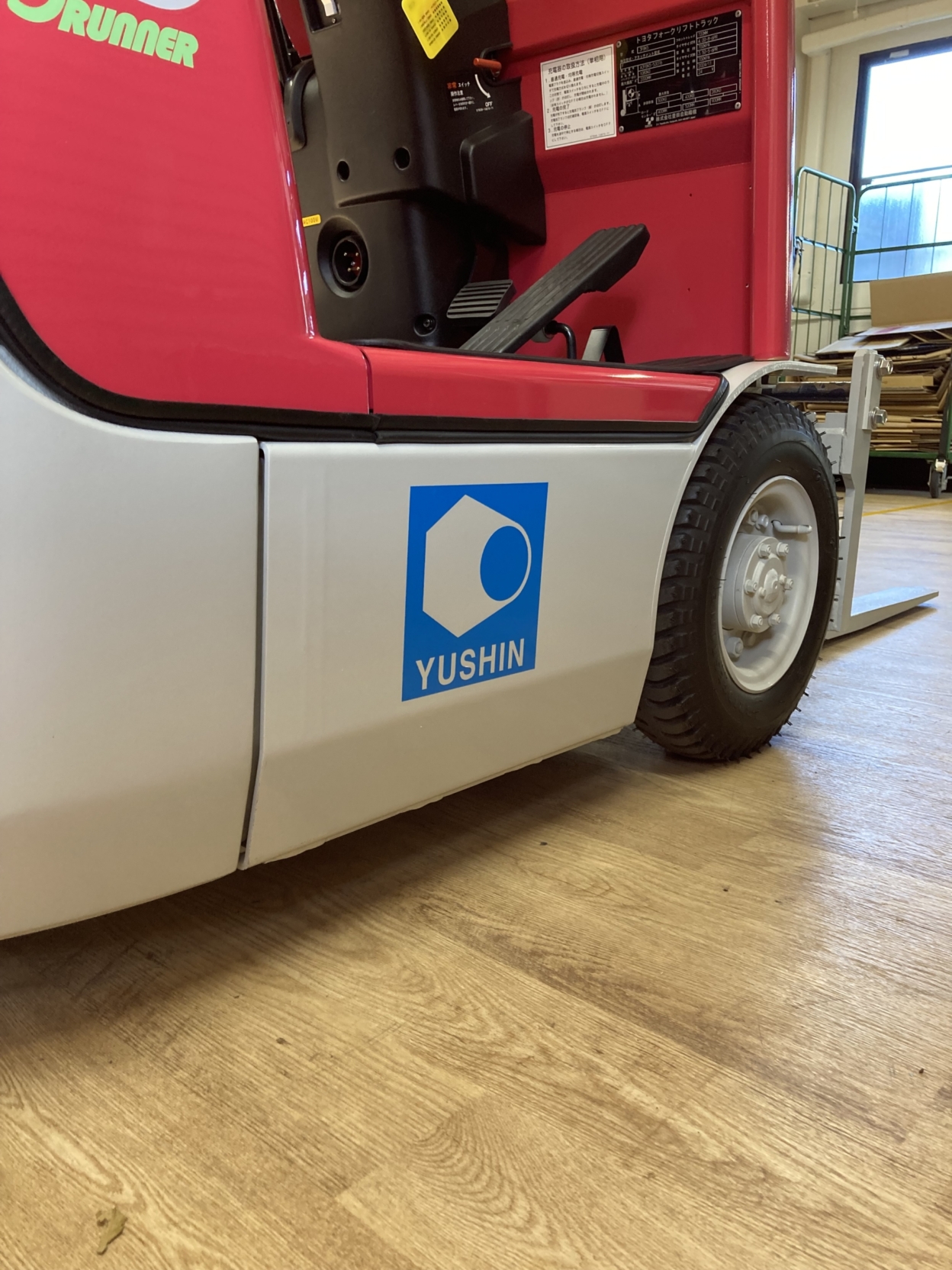 車に貼られた青色のカッティングシート