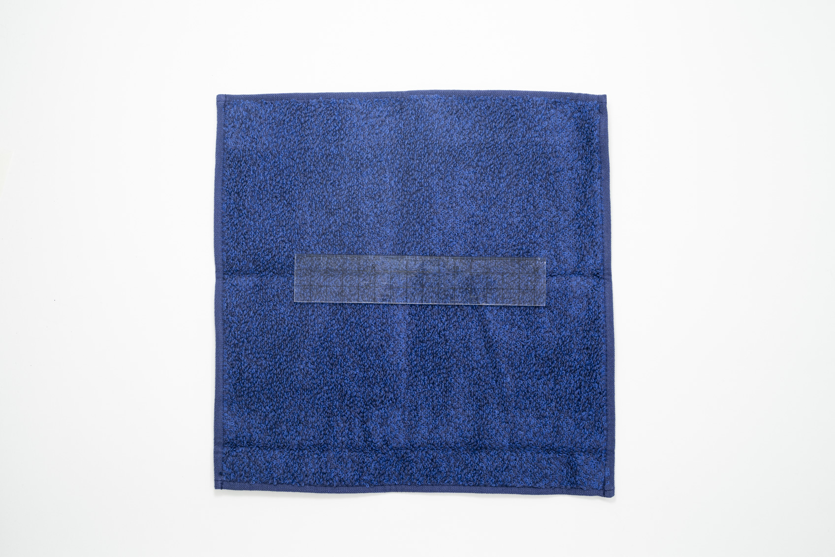 タオルの上に置かれた定規