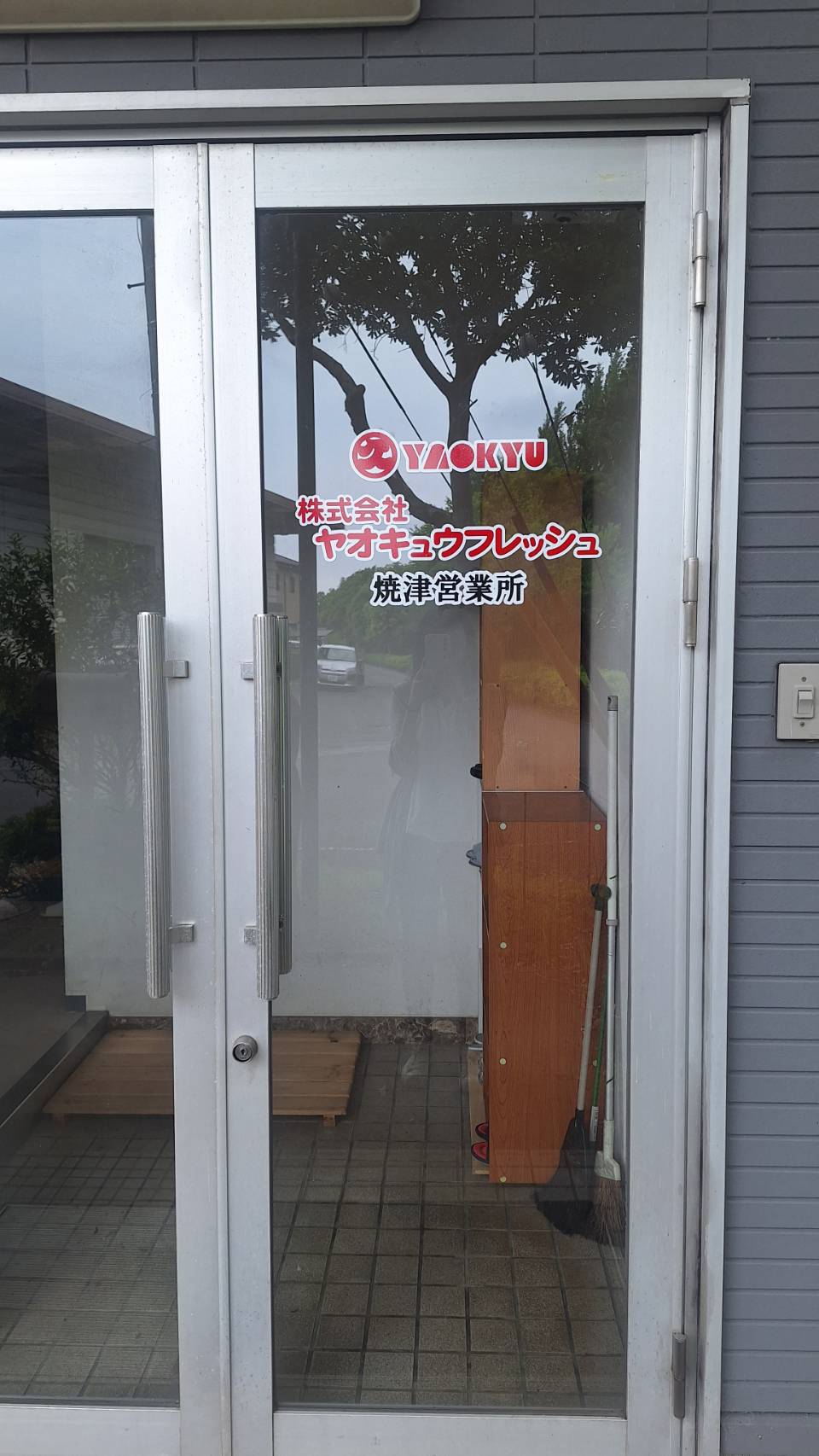 ガラスドアに貼られた多色のカッティングシート