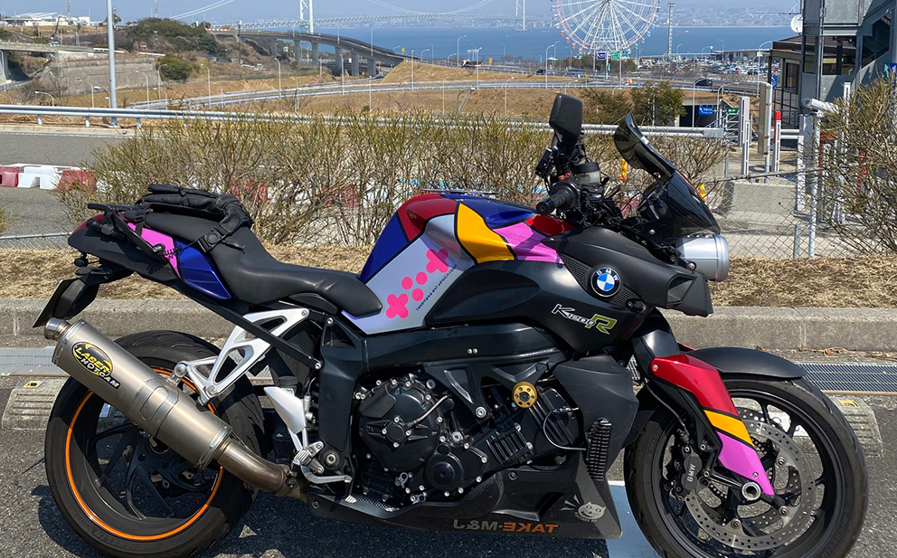 カラフルなバイクのタンクに貼られたカッティングシート