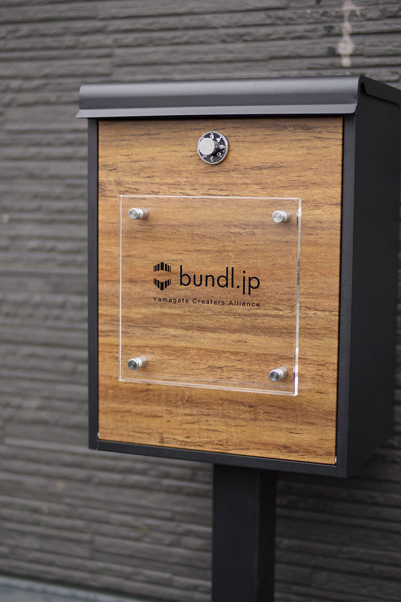 表札としてアクリル板に貼られたカッティングシート