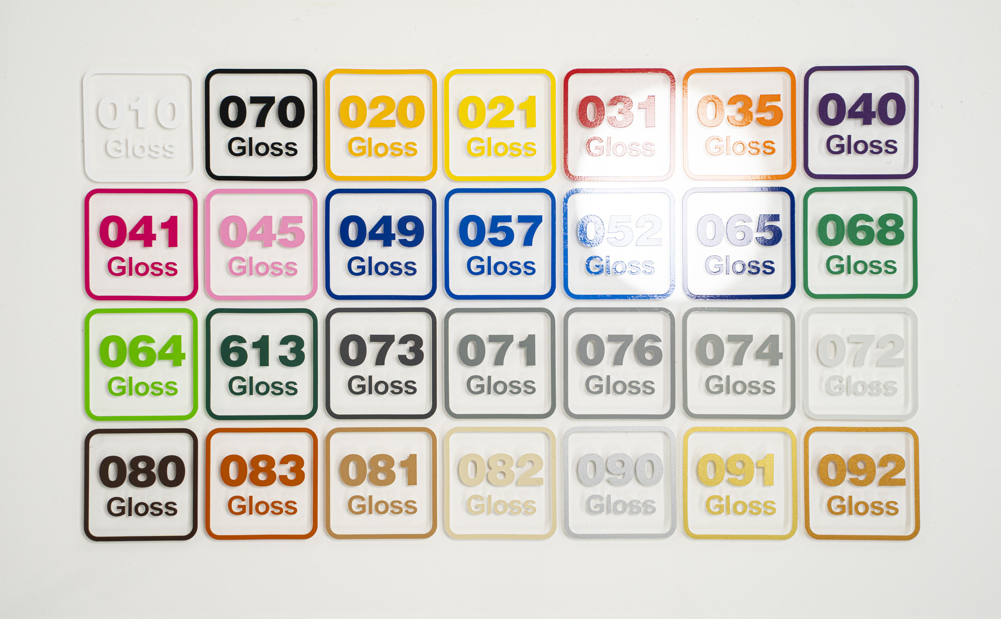 651標準シートの光沢カラーを並べたものにライトを当てた