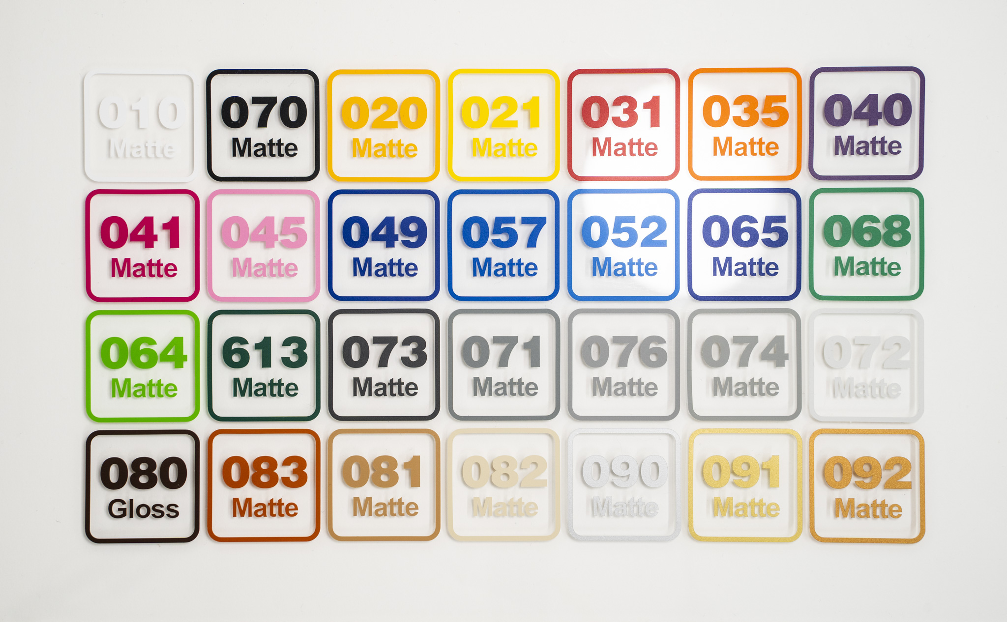 651標準シートのマットカラーを並べたものにライトを当てた