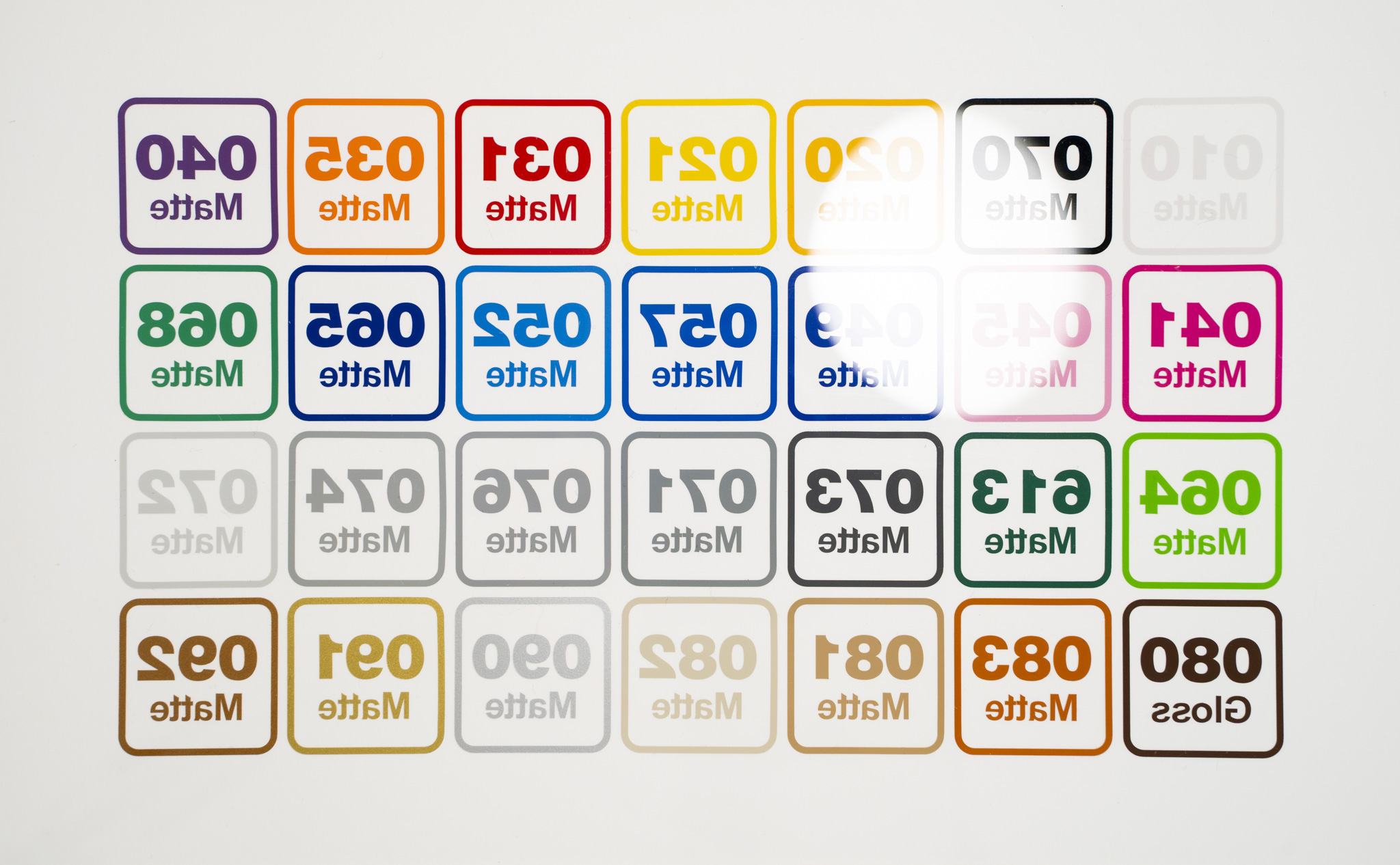 651標準シートのマットカラーを並べたものに裏からライトを当てた