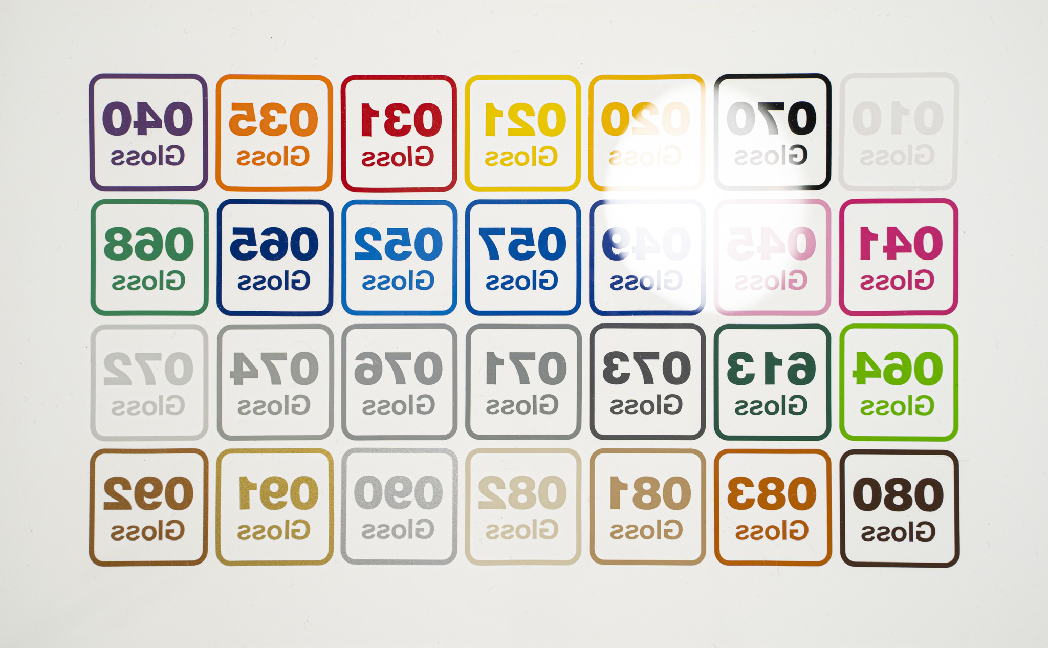 651標準シートの光沢カラーを並べたものに裏からライトを当てた