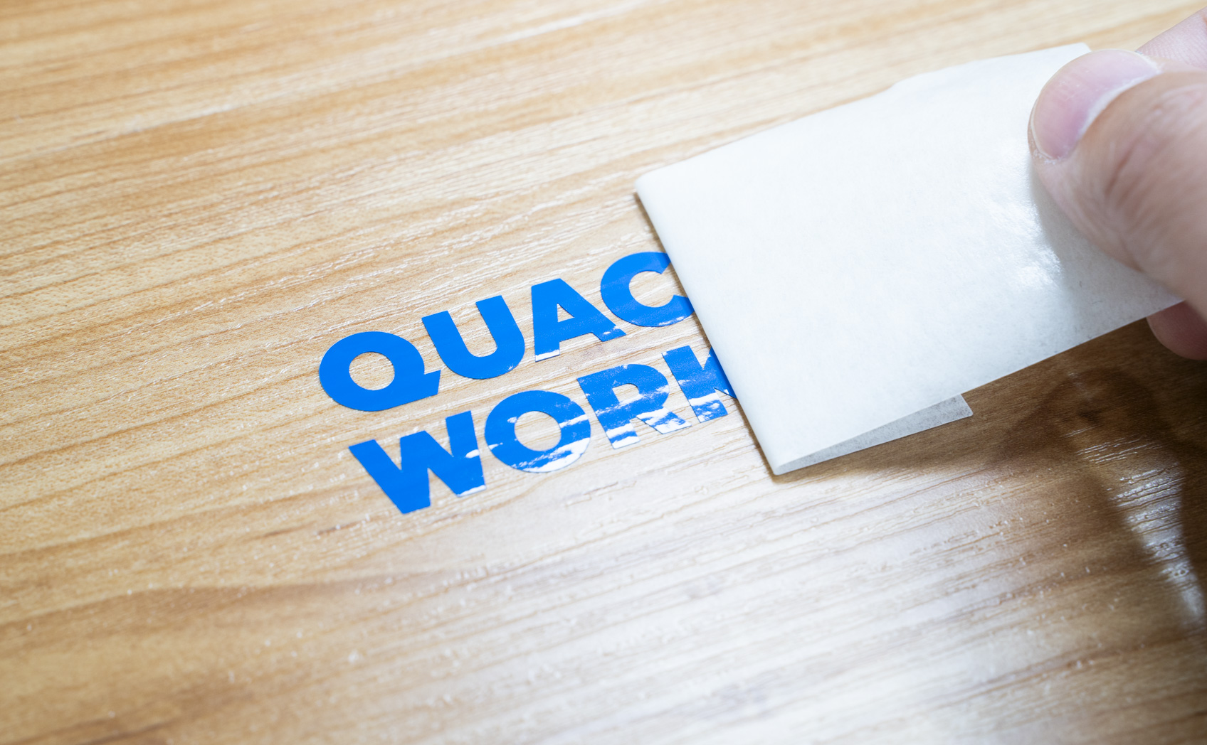 カッティングシートを貼っている写真