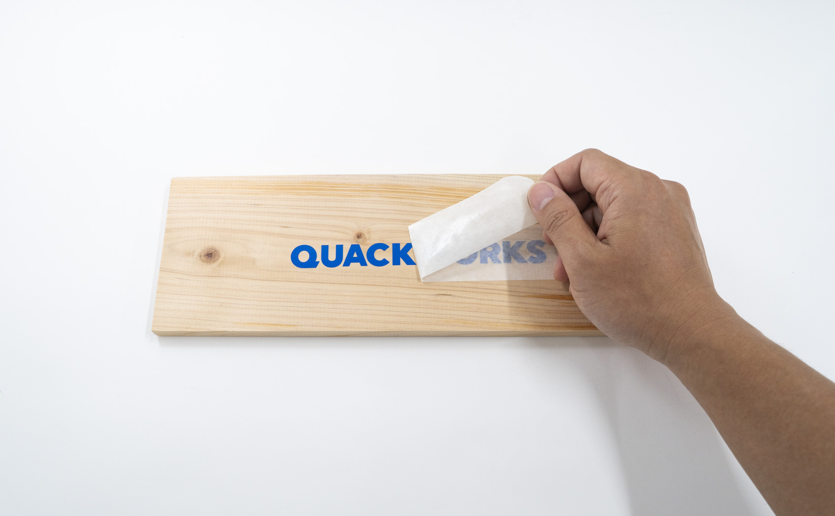 無塗装の木材にカッティングシートを貼れるか実験