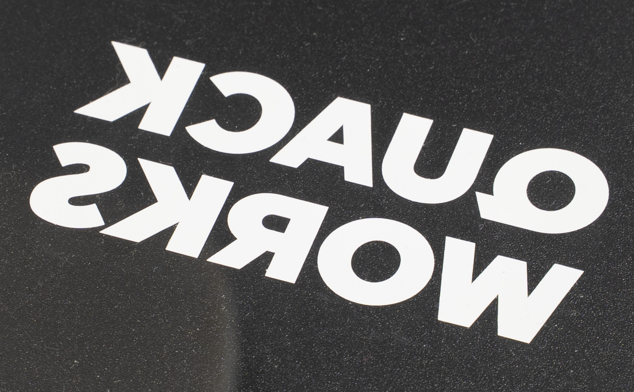 アクリル板に貼った状態で粘着面の拡大