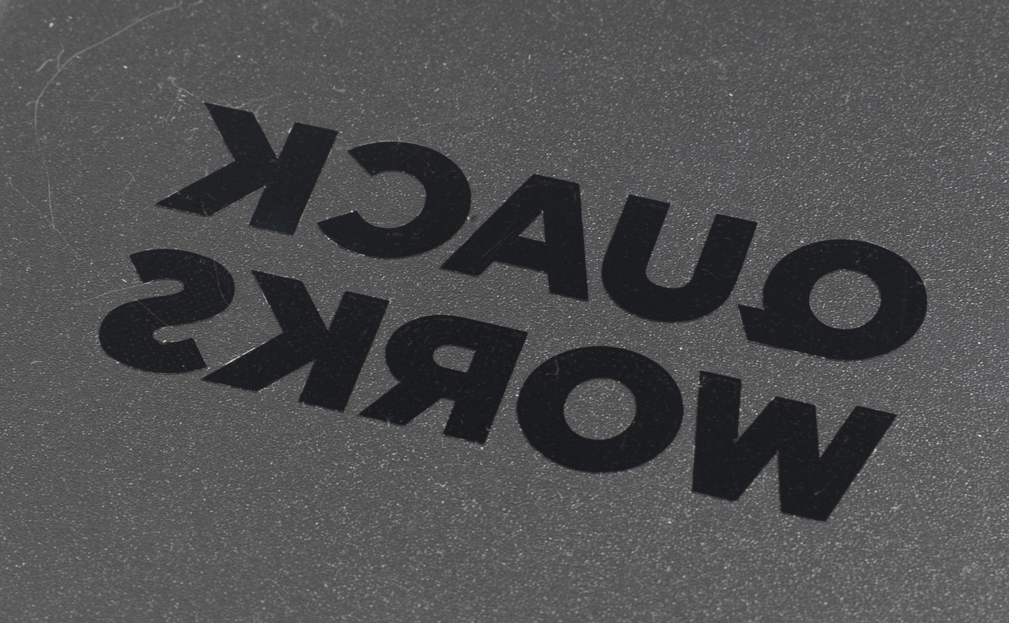 アクリル板に貼った状態で粘着面の拡大ブラック