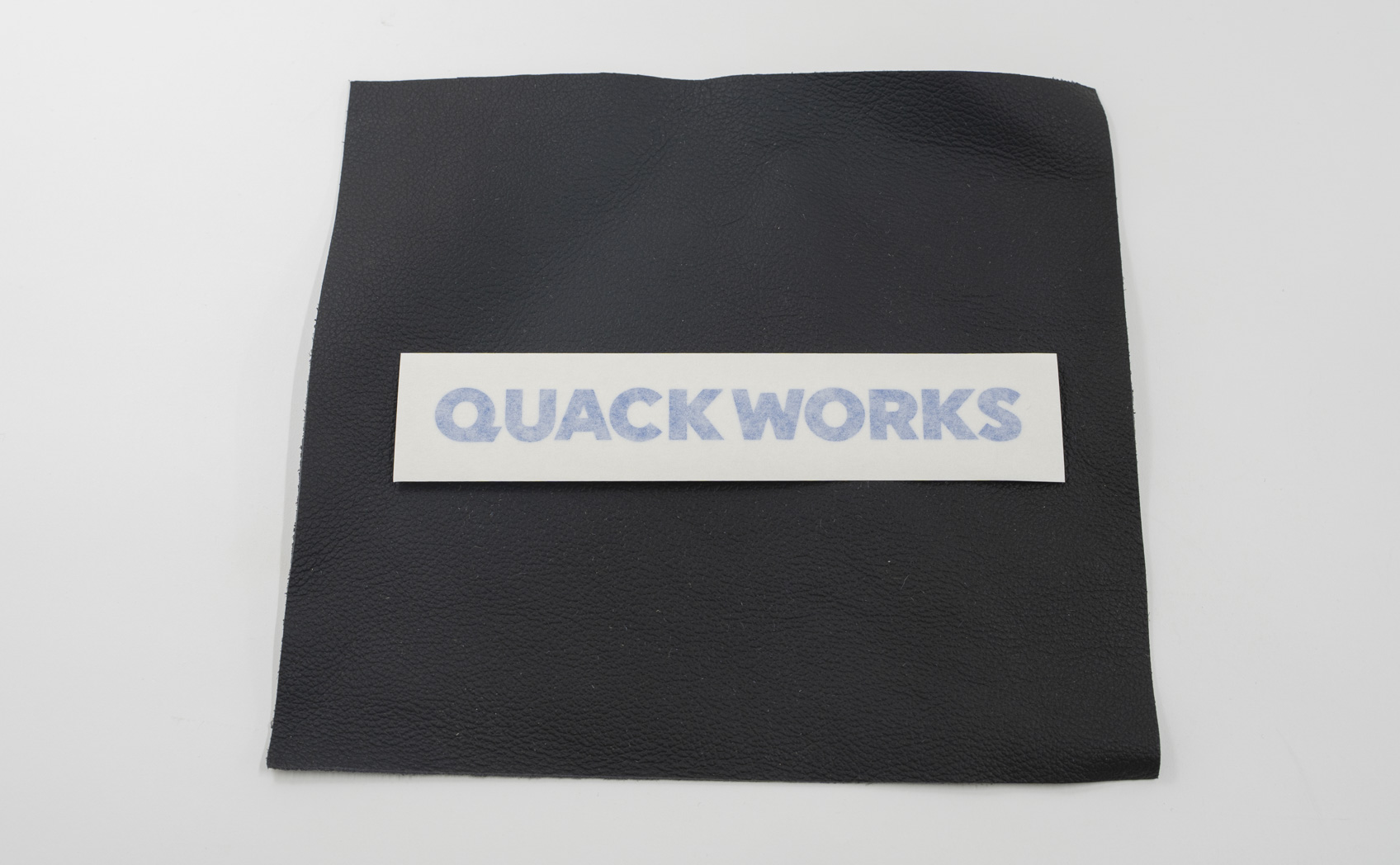 本皮にカッティングシートを貼る