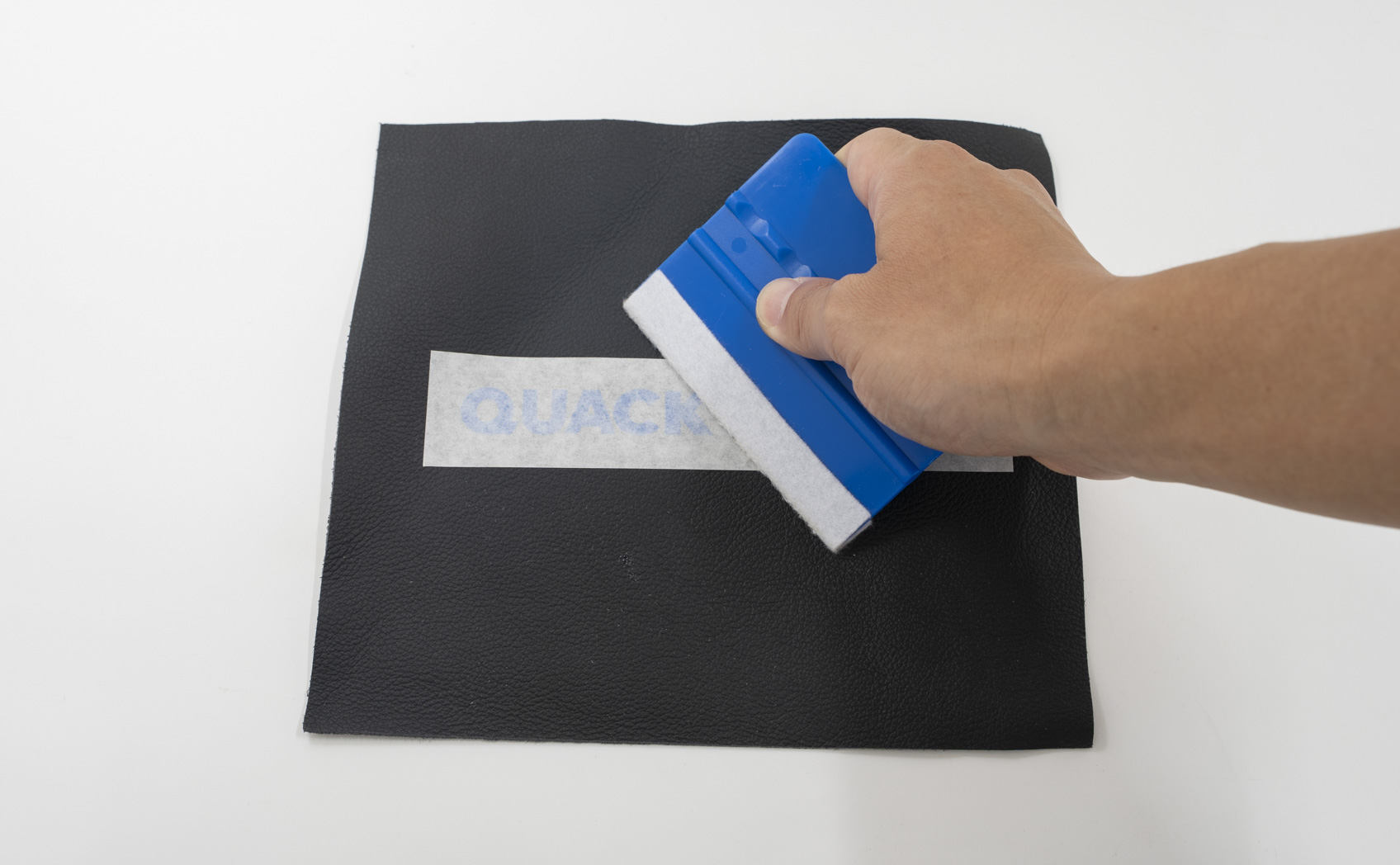 本皮にカッティングシートを貼る